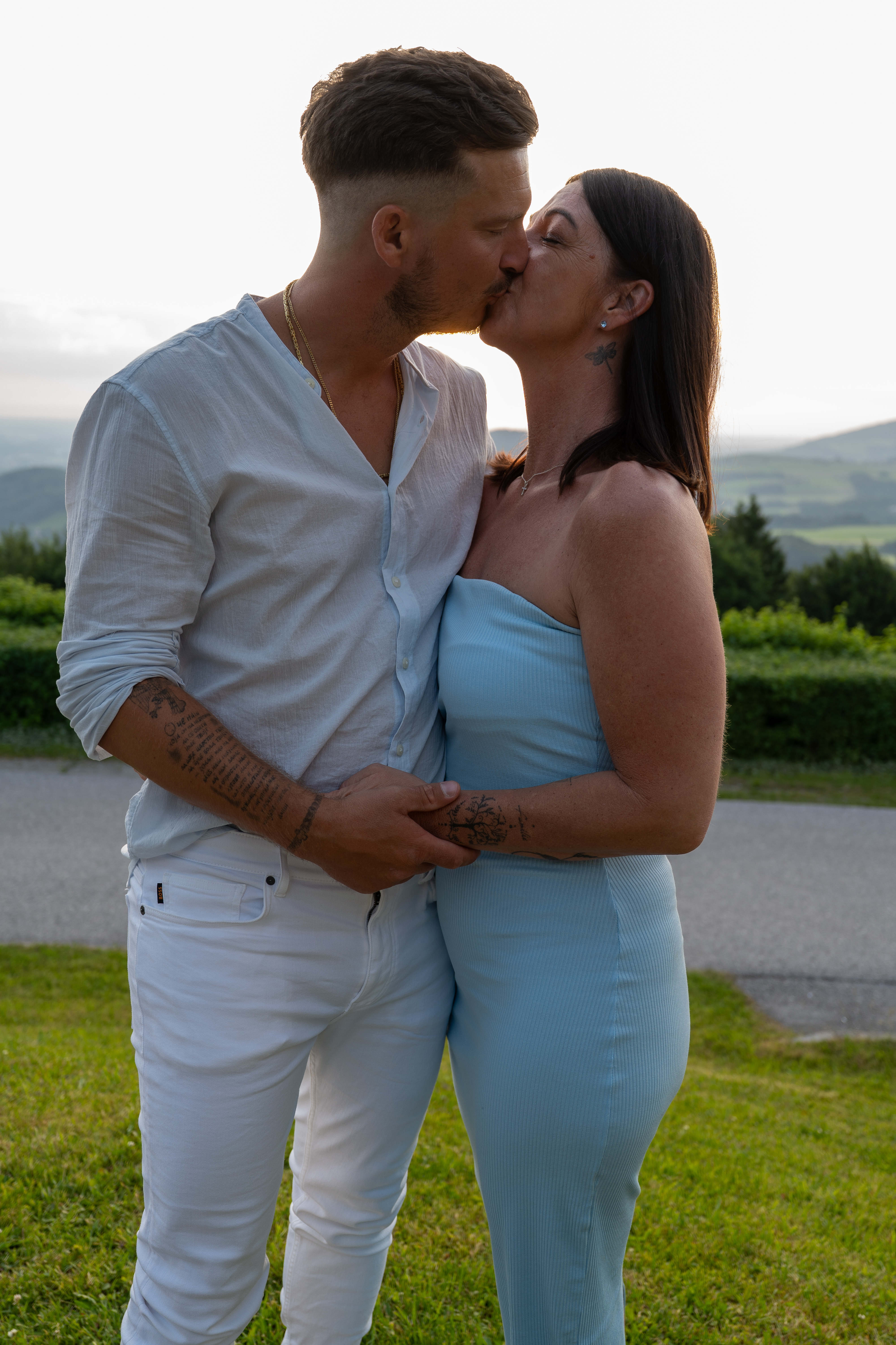 Romantischer Kuss vor Alpenkulisse